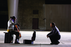 THE SOLOIST Nathaniel Ayres (Jamie Foxx) and Steve Lopez (Robert Downey Jr.)
