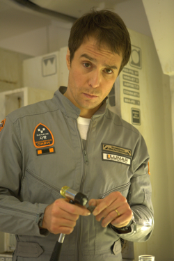 Sam Bell (Sam Rockwell)