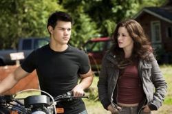 The Twilight Saga: Eclipse - Jacob Black (Taylor Lautner), Bella Swan (Kristen Stewart)